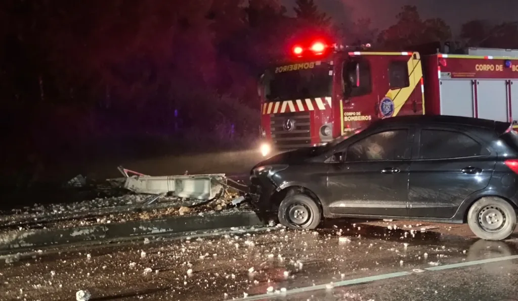 carro de motorista de aplicativo que atingiu poste derrubado pouco antes em acidente com carro e ônibus em Araucária