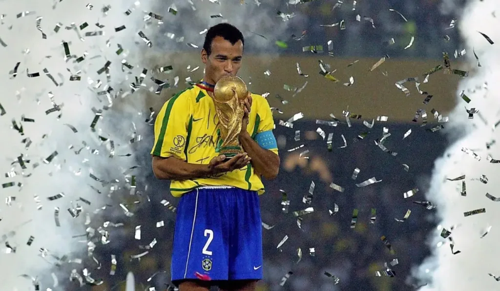 Cafu com a taça da Copa do Mundo de 2002