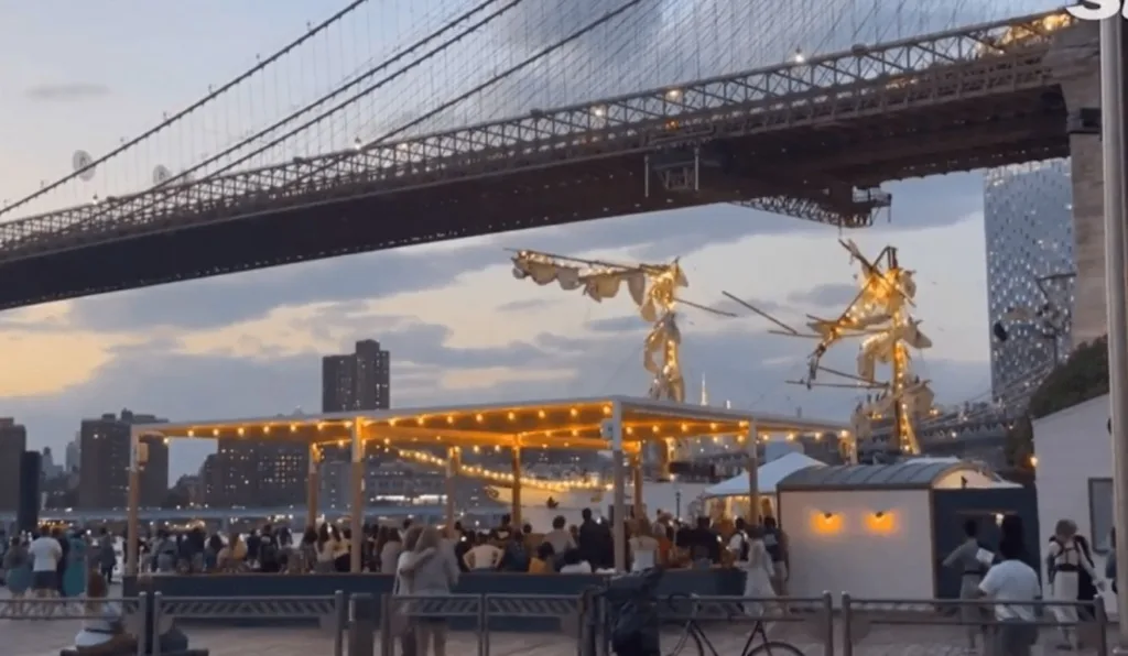 momento em que navio bate em ponte