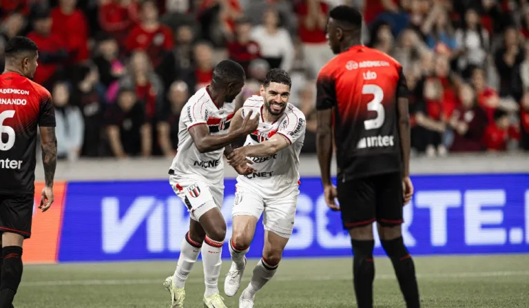 Jogadores do Botafogo-SP comemoram gol sobre o Athletico