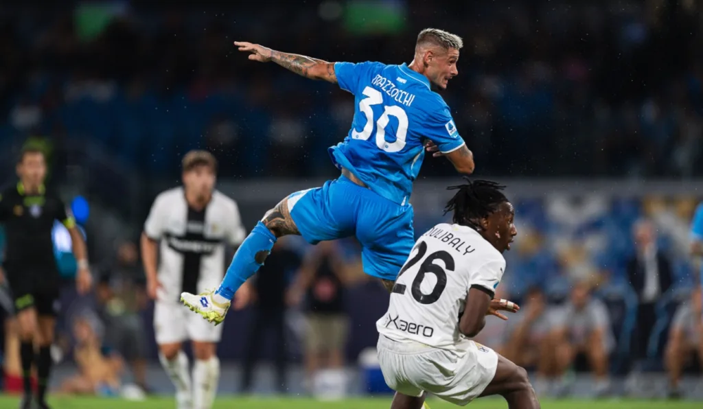 Rrahmani e Coulibaly em disputa de bola