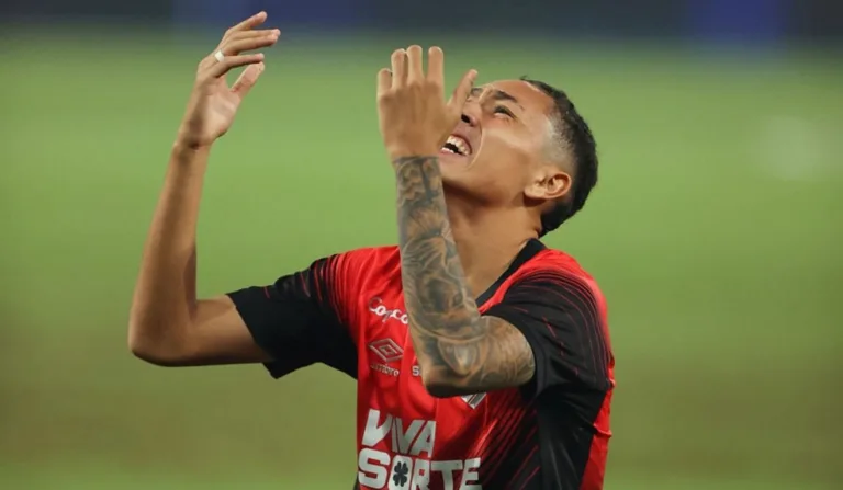 Surpresa na escalação, Kauã Moraes marcou o gol da vitória do Athletico. (Foto: José Tramontin/Athletico)