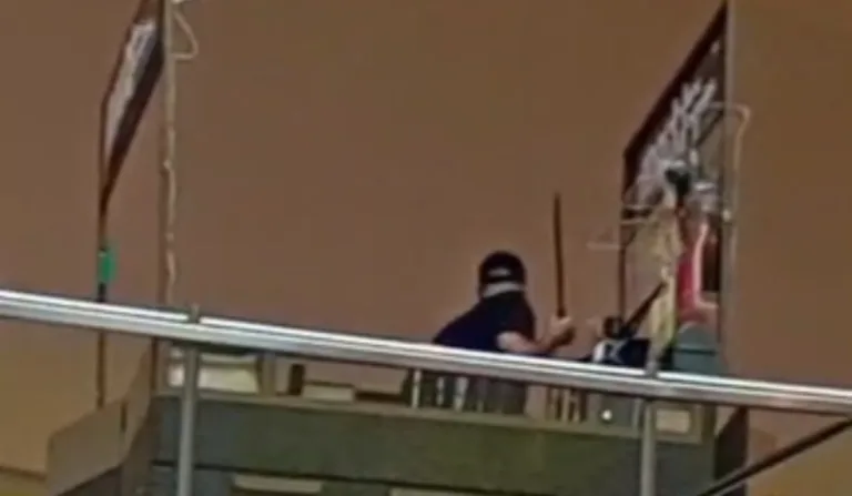 Homem destruindo quiosque de shopping