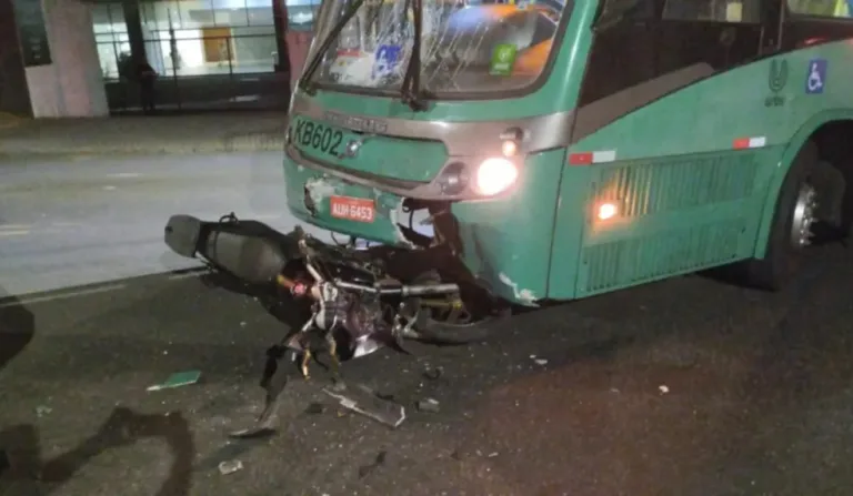 Motocicleta sob ônibus após acidente