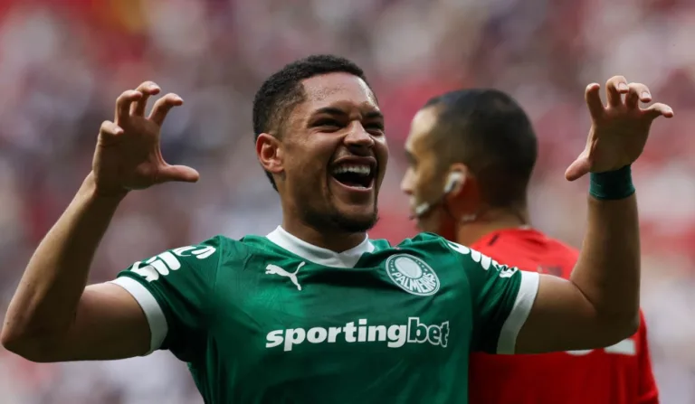 Vitor Roque marcou seu primeiro gol com a camisa do Palmeiras