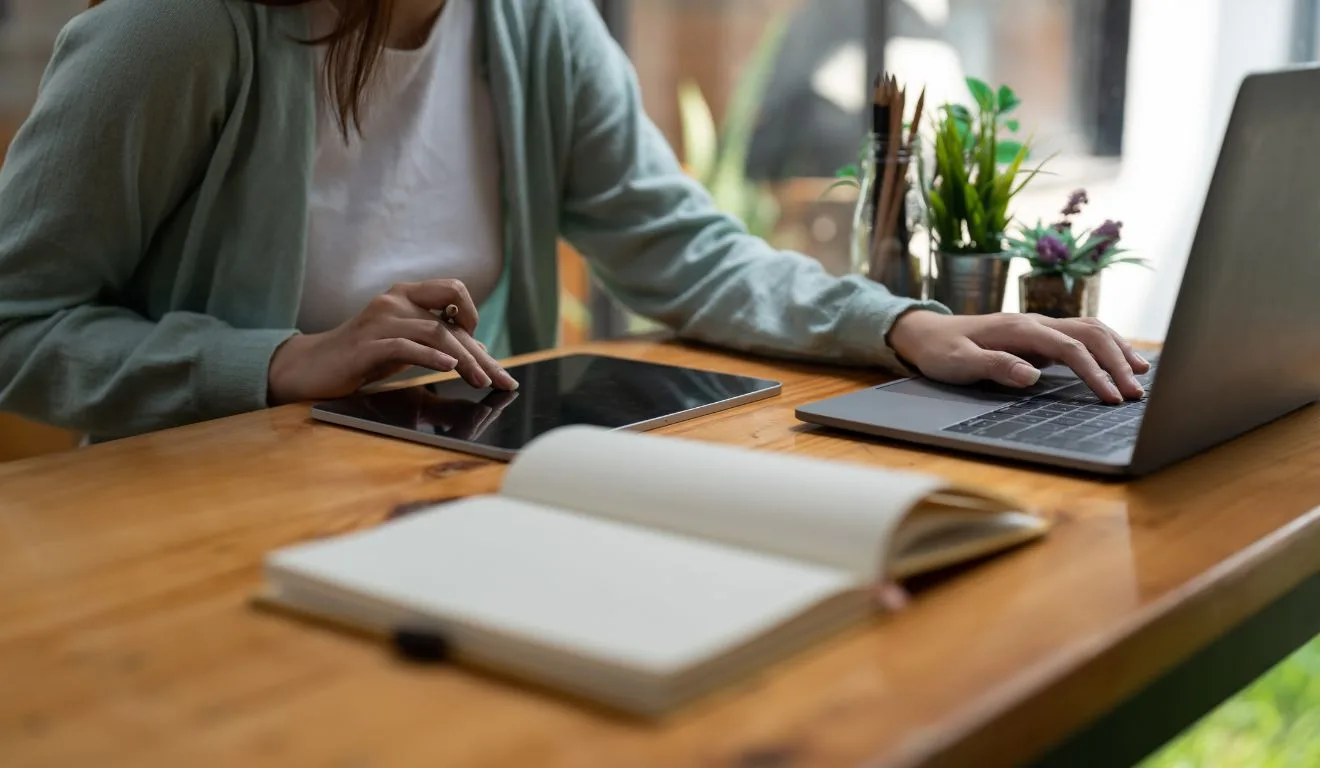 mulher mexendo no celular para ilustrar golpes online