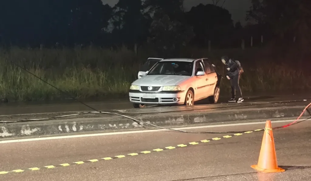 carro de motorista que rodou na pista, bateu em ônibus e derrubou poste que foi atingido em seguida por outro veículo em Araucária