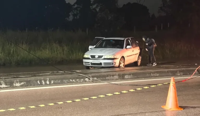 carro de motorista que rodou na pista, bateu em ônibus e derrubou poste que foi atingido em seguida por outro veículo em Araucária