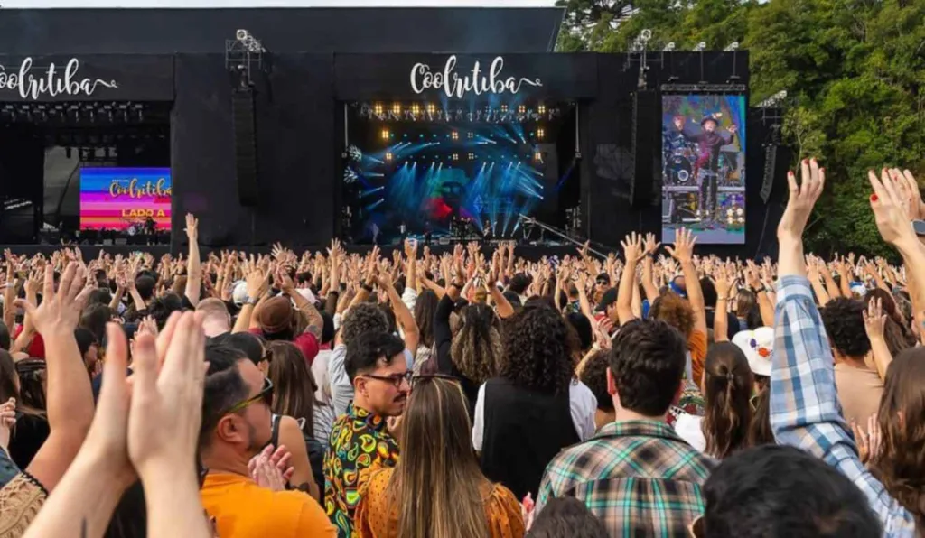 Mãos curtindo Coolritiba.