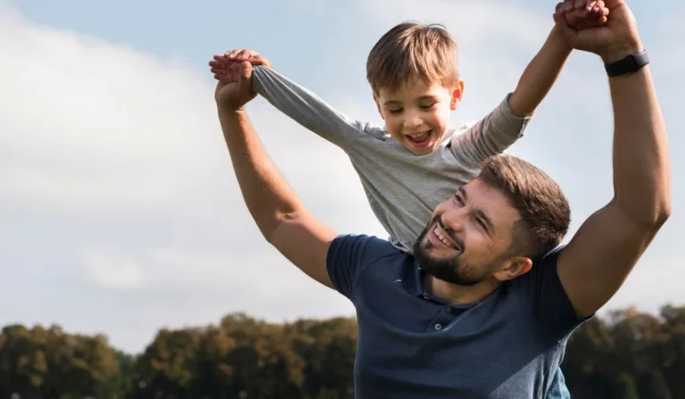 pai com filho no cangote