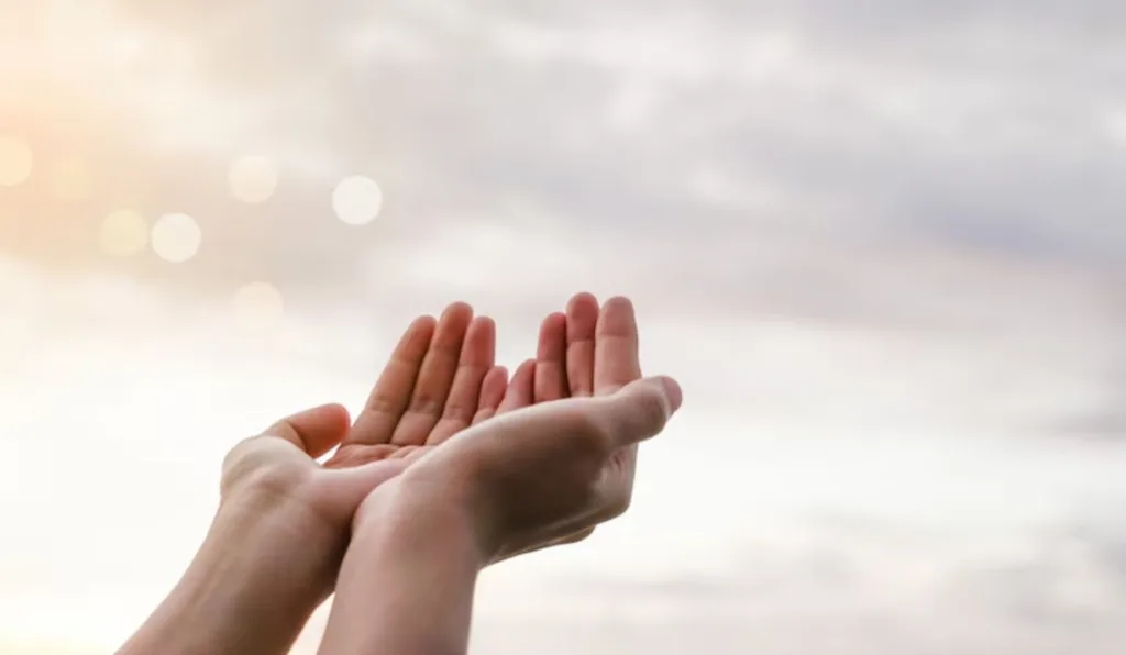 mãos voltadas para o céu