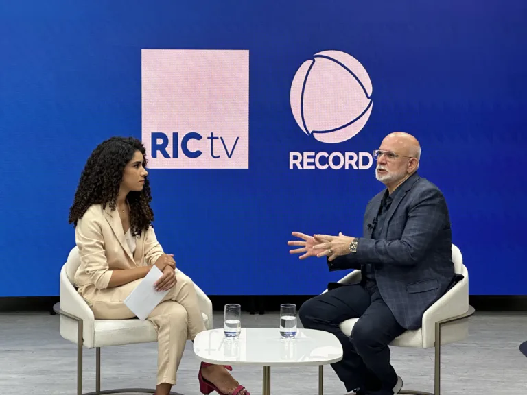 CEO do Grupo Record, Marcus Vinícius Vieira, com a âncora da RICtv Camila Andrade
