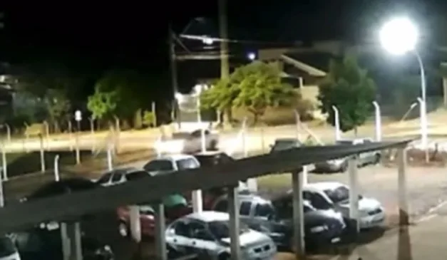 momento em que o homem manobra o carro para tentar atropelar companheira