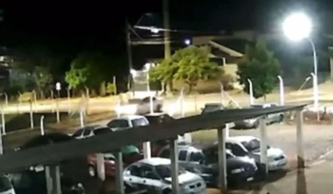 momento em que o homem manobra o carro para tentar atropelar companheira