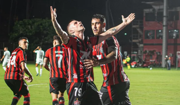 Renato Kayzer comemorando gol