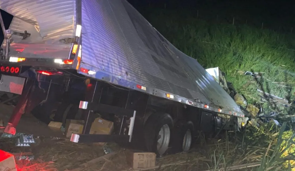 caminhoneiro morre em acidente causado pela queda de uma carga de madeira de outro caminhão, na BR-153, em Santo Antônio da Platina