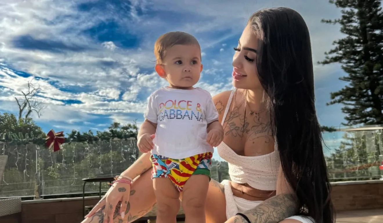 MC Mirella com a filha