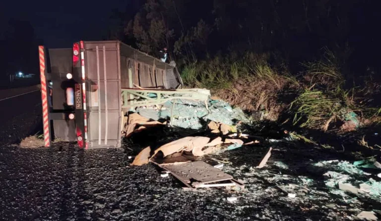 caminhoneiro morre após tombar na BR-376, em Ortigueira