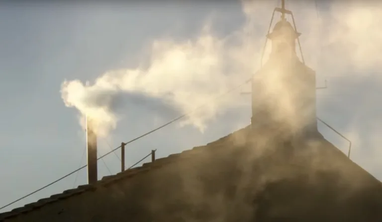 Fumaça branca na chaminé da Capela Sistina