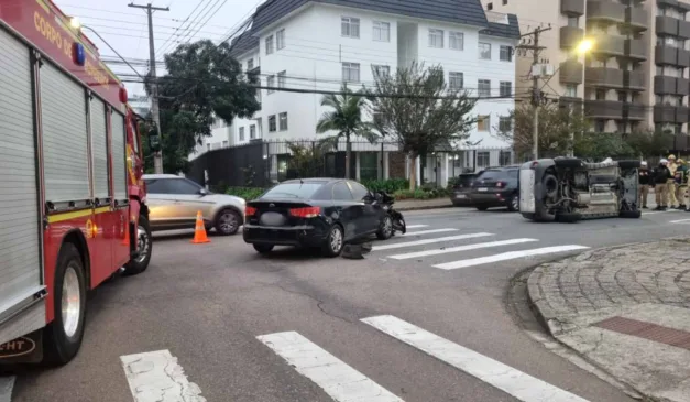 Acidente termina com carro tombado e faixas bloqueadas na rápida do Água Verde