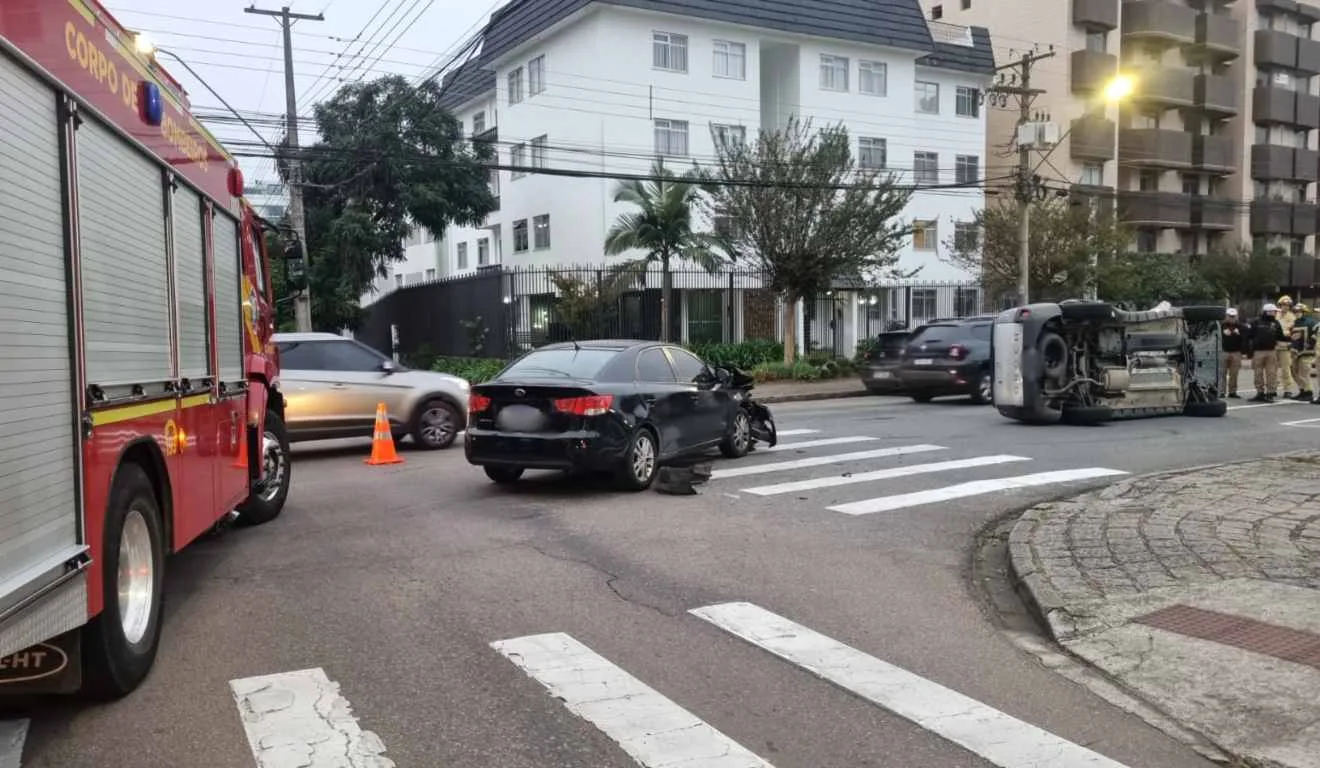 Acidente termina com carro tombado e faixas bloqueadas na rápida do Água Verde