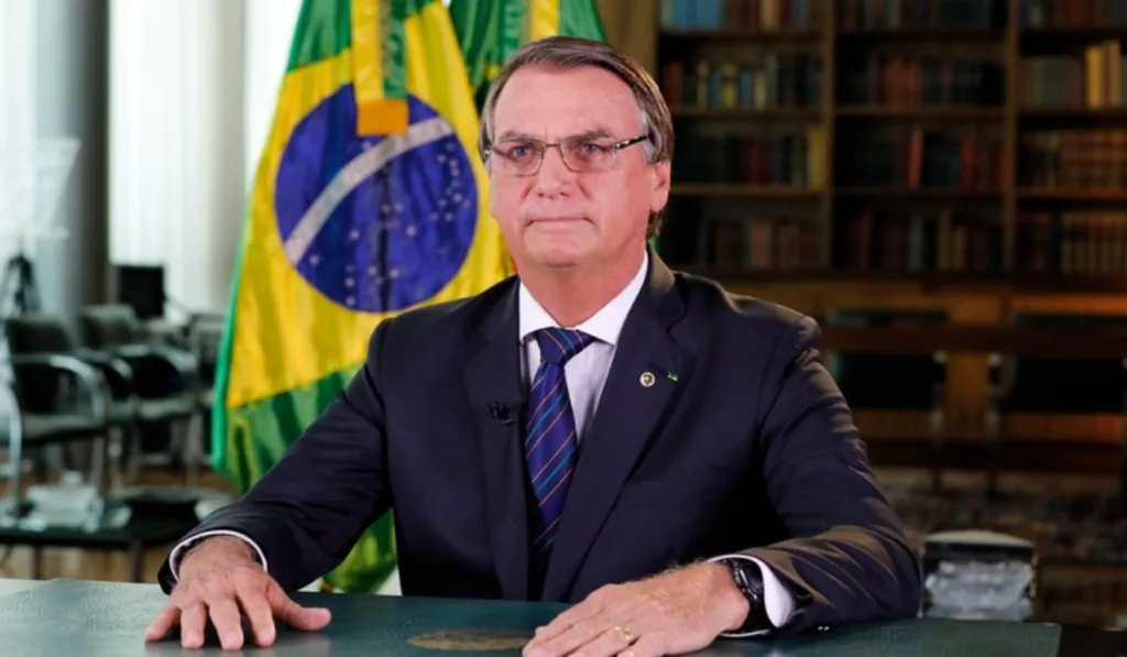 Inelegível, Bolsonaro reafirma em vídeo que tentará ser candidato em 2026