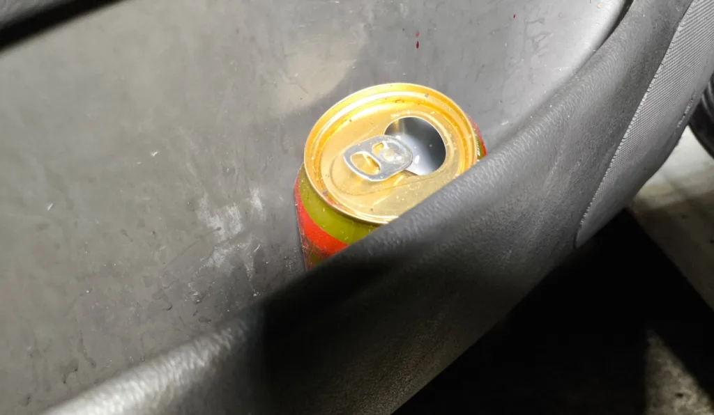 lata de cerveja encontrada no carro do motorista bêbado que causou acidentes e feriu duas pessoas na Estrada da Ribeira, em Colombo