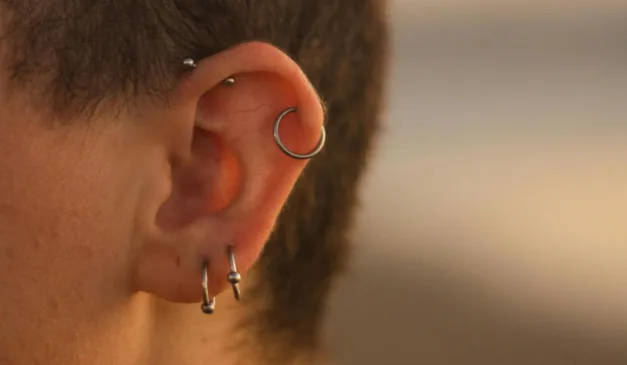 orelha para ilustrar crença da orelha vermelha