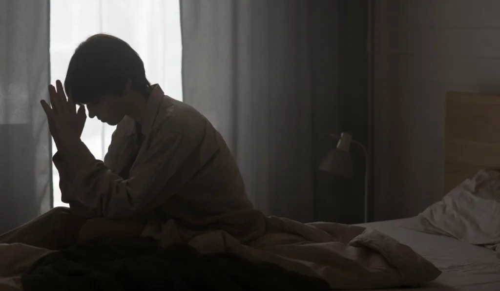pessoa orando antes de dormir