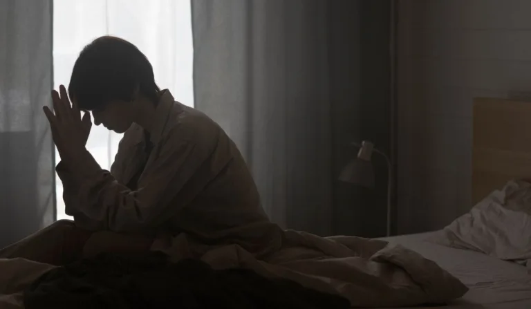 pessoa orando antes de dormir