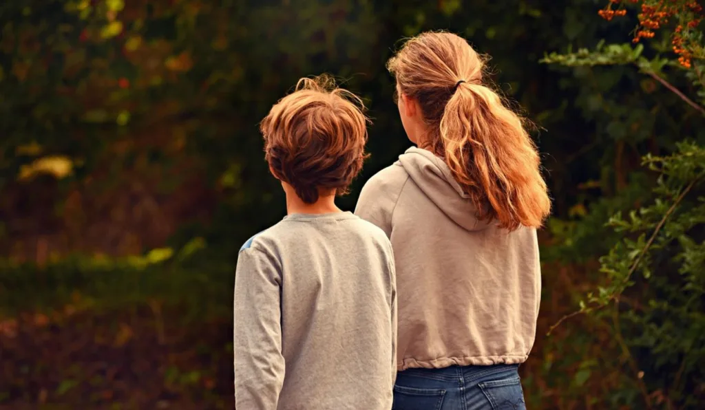 um menino e uma menina de costas