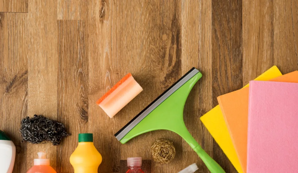 piso de madeira com produtos de limpeza