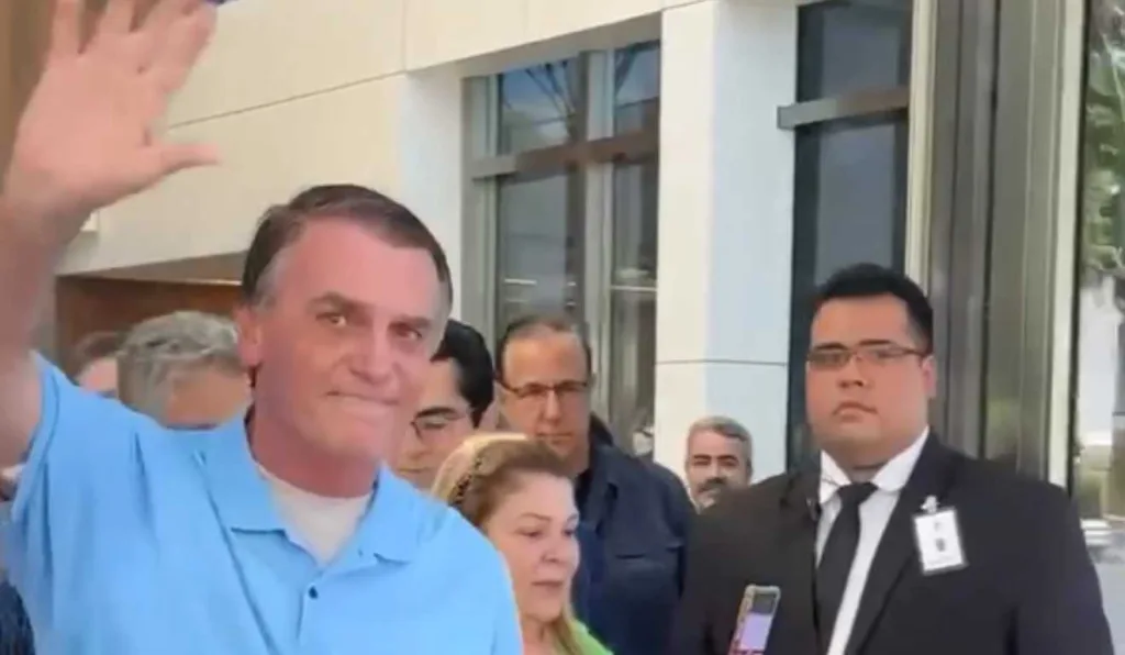 Jair Bolsonaro recebendo alta