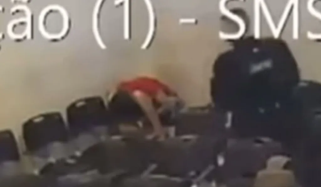 homem cometendo ato obsceno em upa