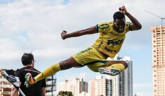 Iury Castilho em comemoração de gol pelo Mirassol.