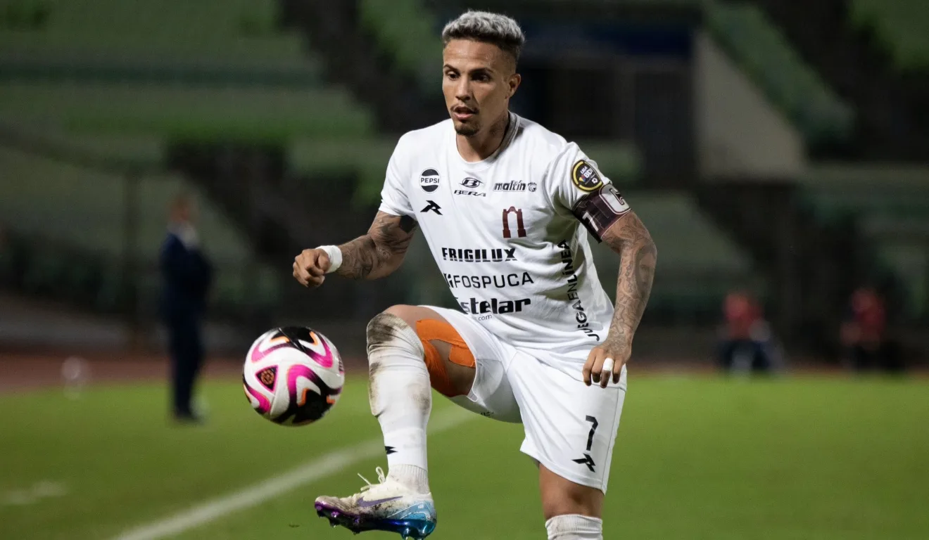 Jogador do Carabobo chutando a bola