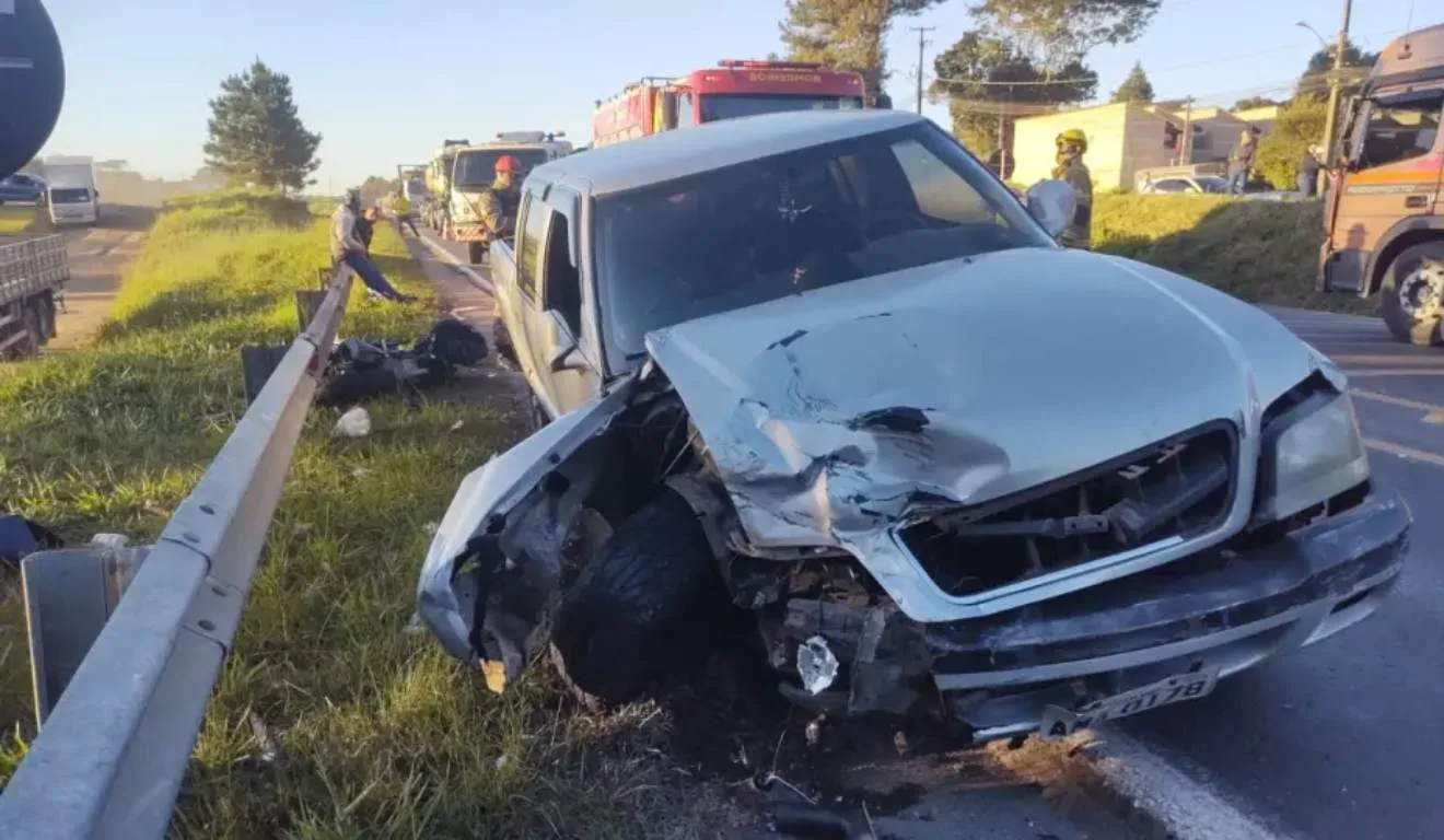 Acidente entre caminhonete e moto
