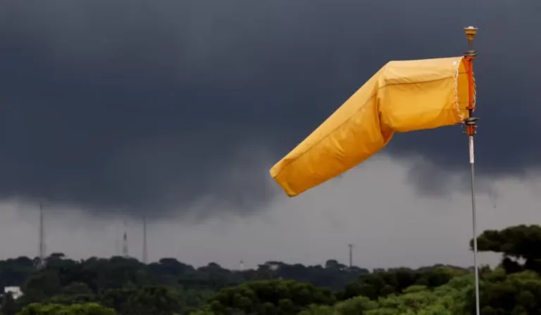 céu cinza para ilustrar rajadas de vento no Paraná