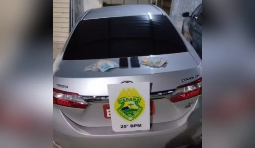 carro do taxista que foi assaltado e pulou do veículo