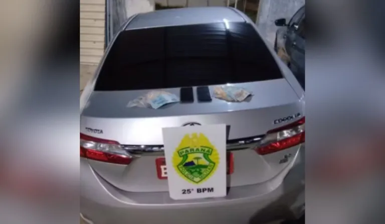 carro do taxista que foi assaltado e pulou do veículo