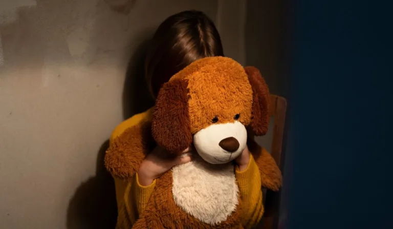 sobrinha violentada por homem escondida atrás de ursinho de pelúcia