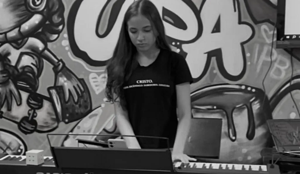Menina tocando teclado