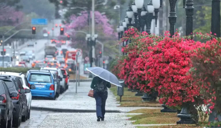 mulher andando na chuva no Paraná