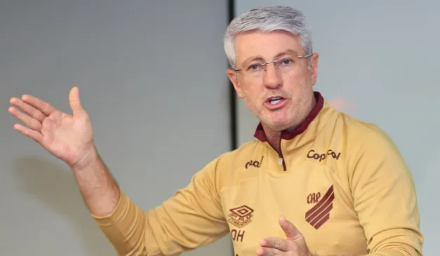 Odair Hellmann, técnico do Athletico, em palestra para os jogadores antes do jogo com o Athletic.