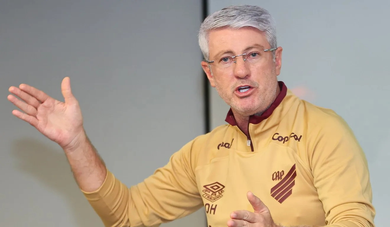 Odair Hellmann, técnico do Athletico, em palestra para os jogadores antes do jogo com o Athletic.