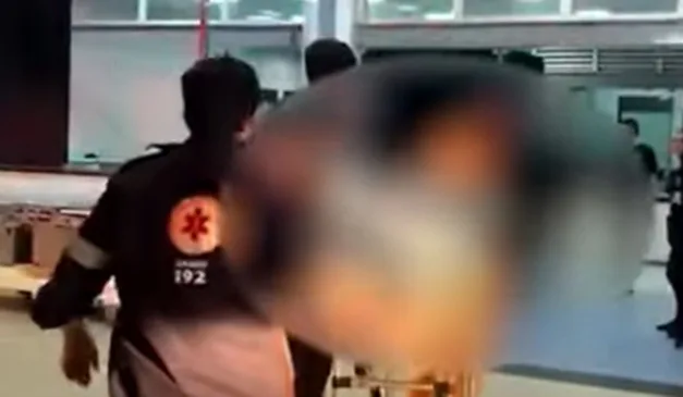 homem chegando no hospital após introduzir coco no anus