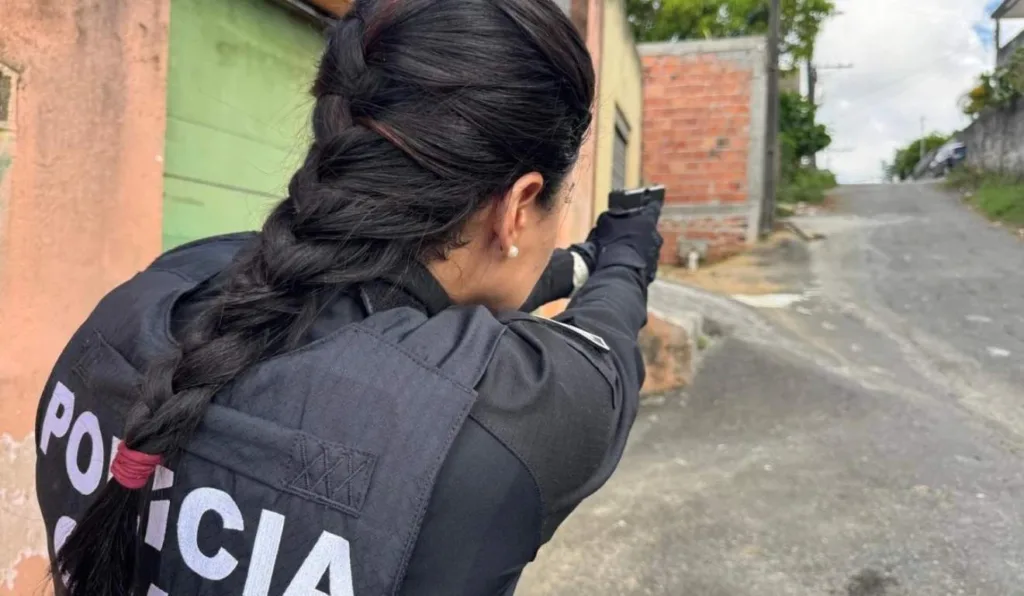 mulher policial segurando pistola