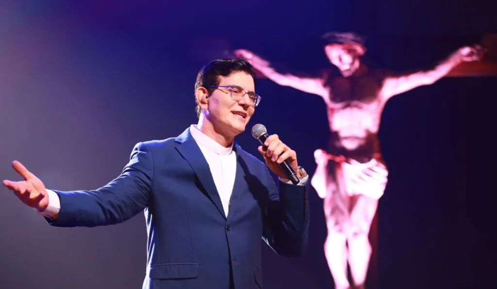 padre reginaldo manzotti cantando músicas