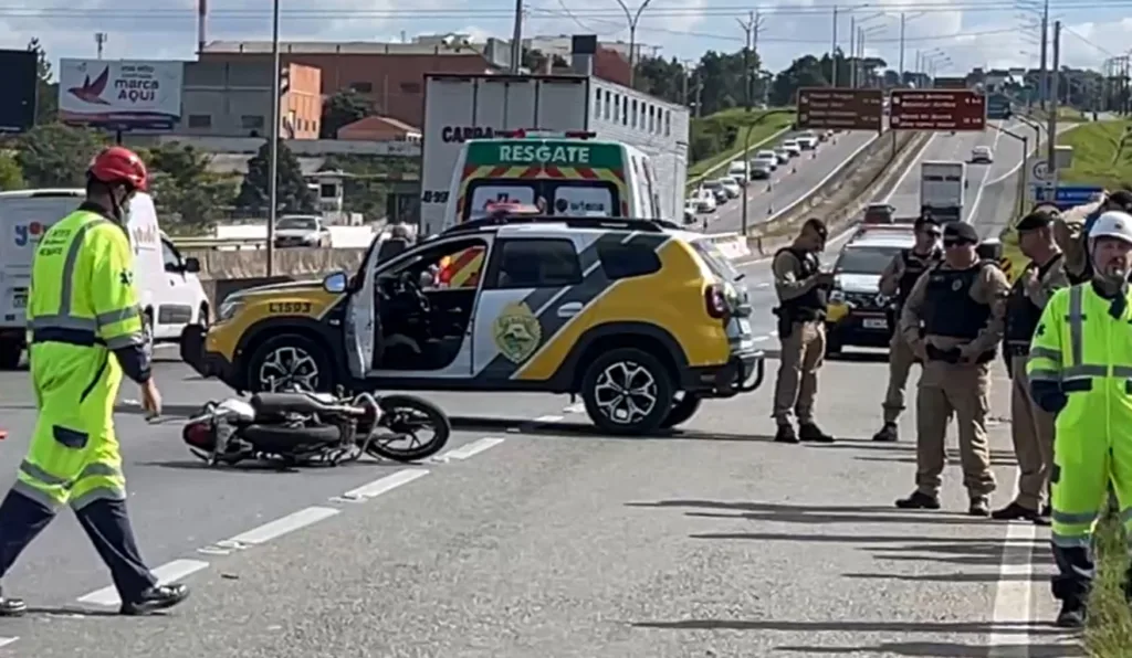 Polícia Militar foi acionada para atender um acidente que terminou com uma motociclista morta na BR-116, em Colombo