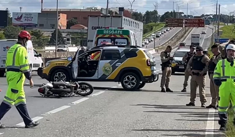Polícia Militar foi acionada para atender um acidente que terminou com uma motociclista morta na BR-116, em Colombo